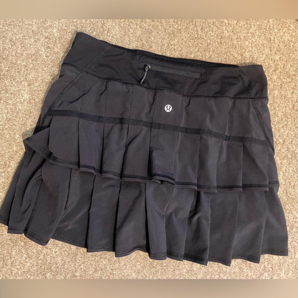 LULULEMON BLK RUFFLE BACK SKORT 6 tall